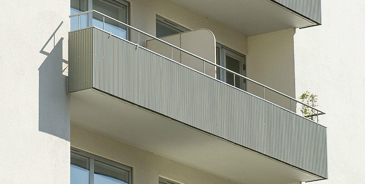Grå balkonger vid balkongrenovering på Limhamnsvägen i Malmö