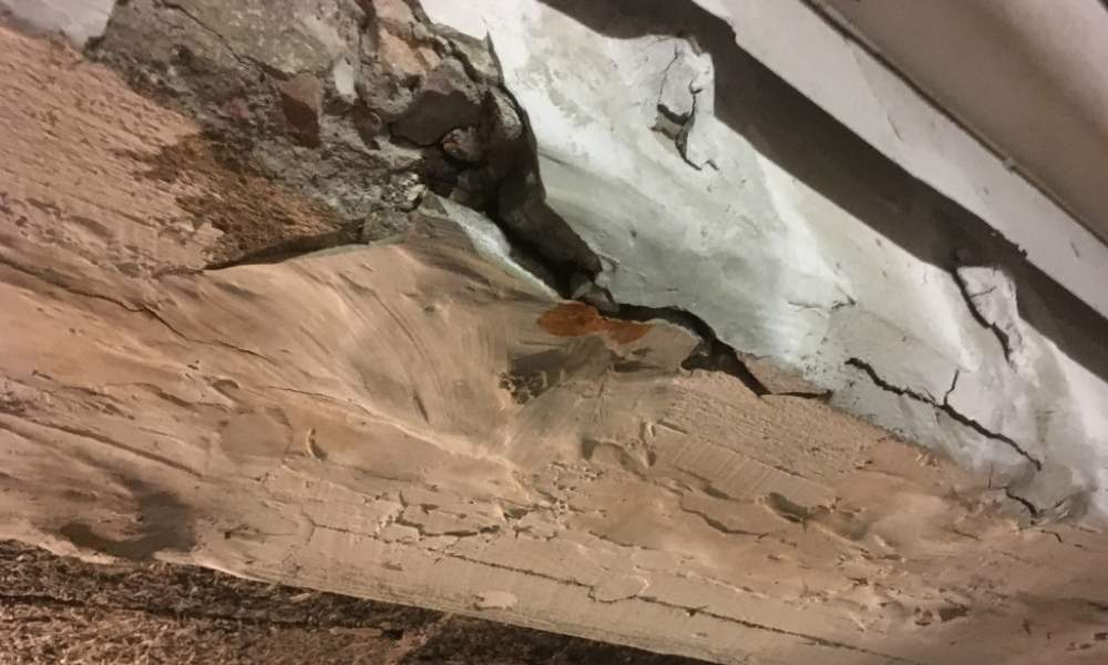 Betongskador i garagebjälklag med sprickor och avskalning som kräver garagerenovering
