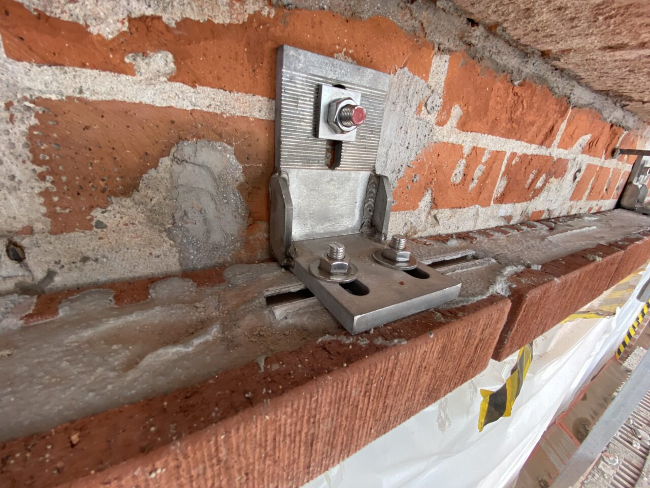 Morneon Fasad AB utför en avancerad renovering på BRF Tunahus i Lund. Vi byter ut ursprungliga, korroderade stålkonsoler som bär upp de långa tegelfasaderna. Lösningen: nya specialtillverkade konsoler i rostfritt stål för att framtidssäkra fastigheten.