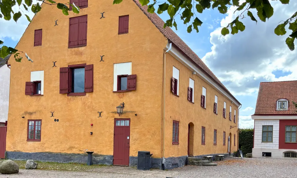 Katrinetorps östra flygel restes under mitten av 1800-talet.