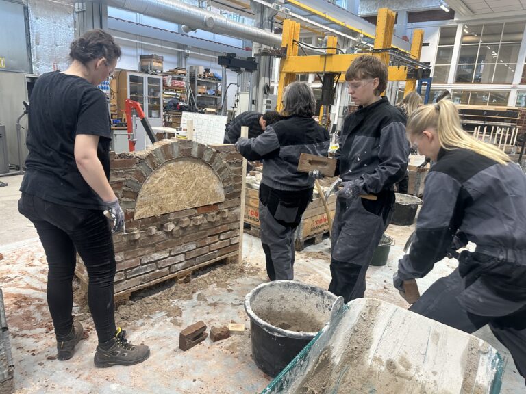 Valvmurning och kreativitet: Morneon Fasad inspirerar 70 arkitektstudenter på LTH