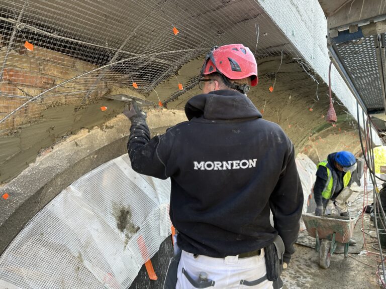 Renovering med putsbärare på balkong i centrala Malmö